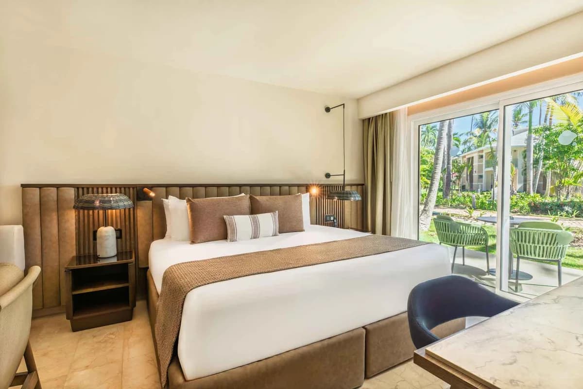 Junior Suite Garden View with king bed, contemporary decor, flat-screen TV, and garden-view balcony