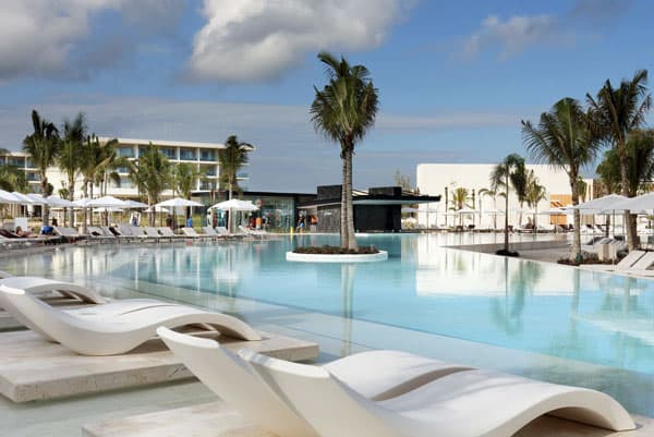 All-inclusive resort experience at Grand Palladium Select Costa Mujeres showing dining, pool, and beachfront lifestyle