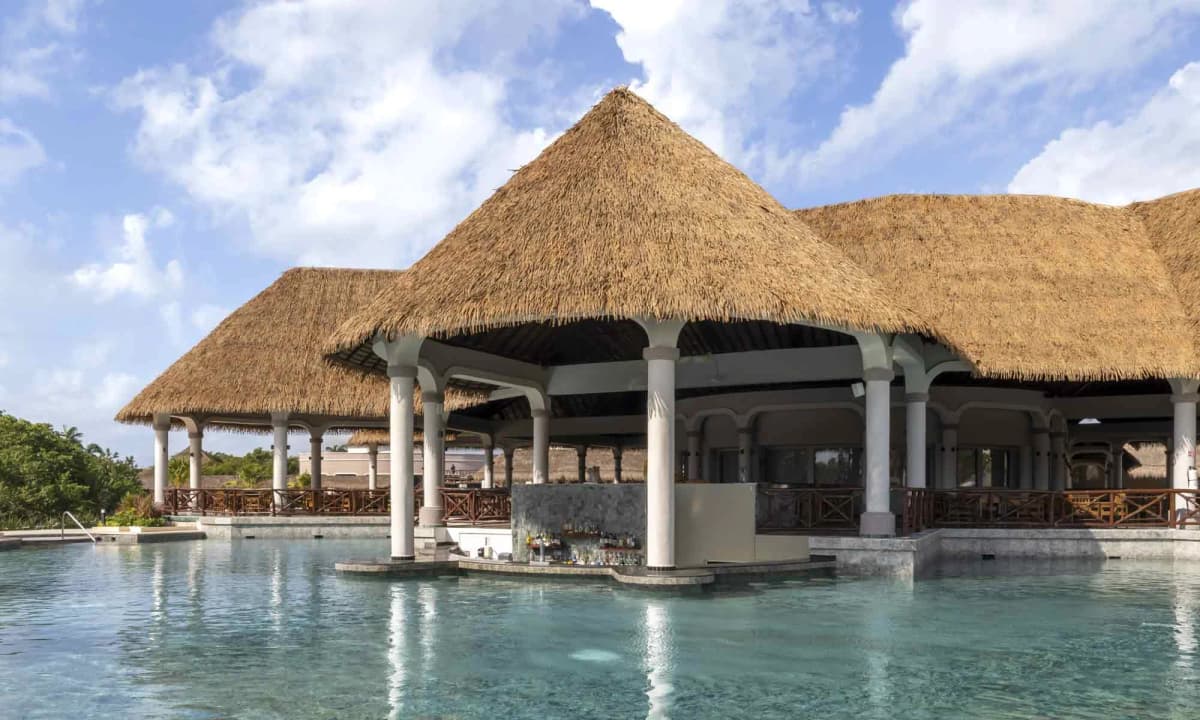 La Laguna swim-up pool bar overlooking the main entertainment area