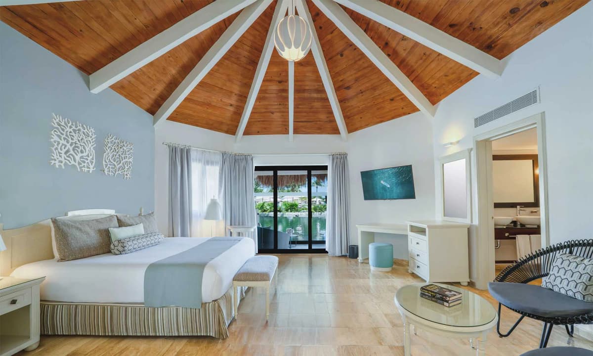 Romance Bungalow by the Lake with private Mayan-style outdoor shower