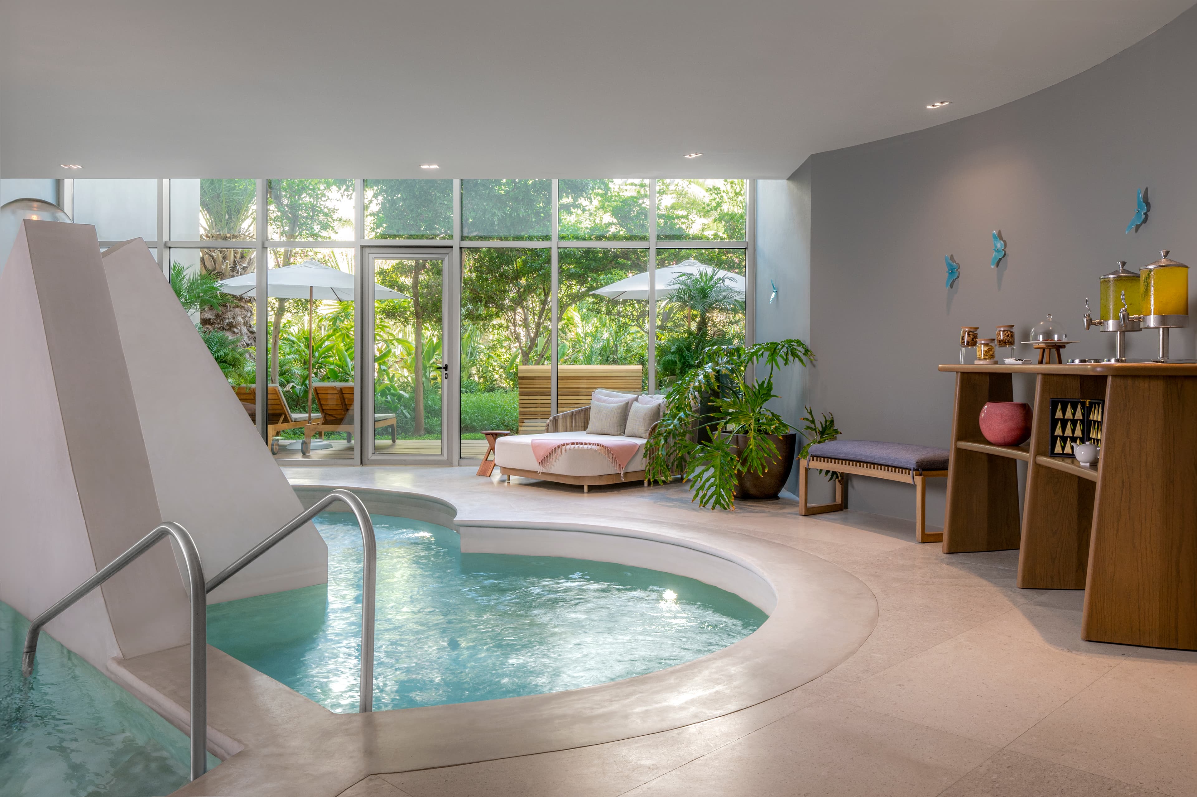 SE Spa ocean-view treatment room