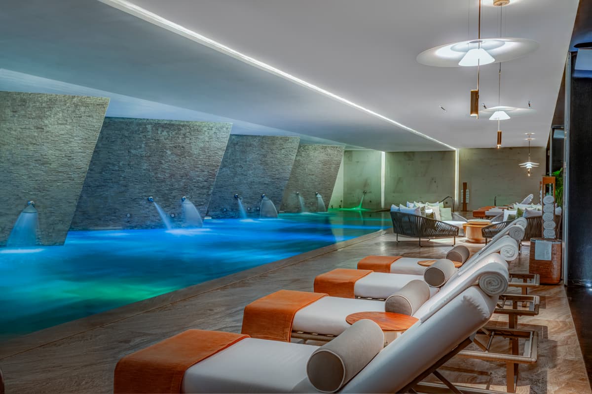 SE Spa hydrotherapy water journey with multi-sensory pool