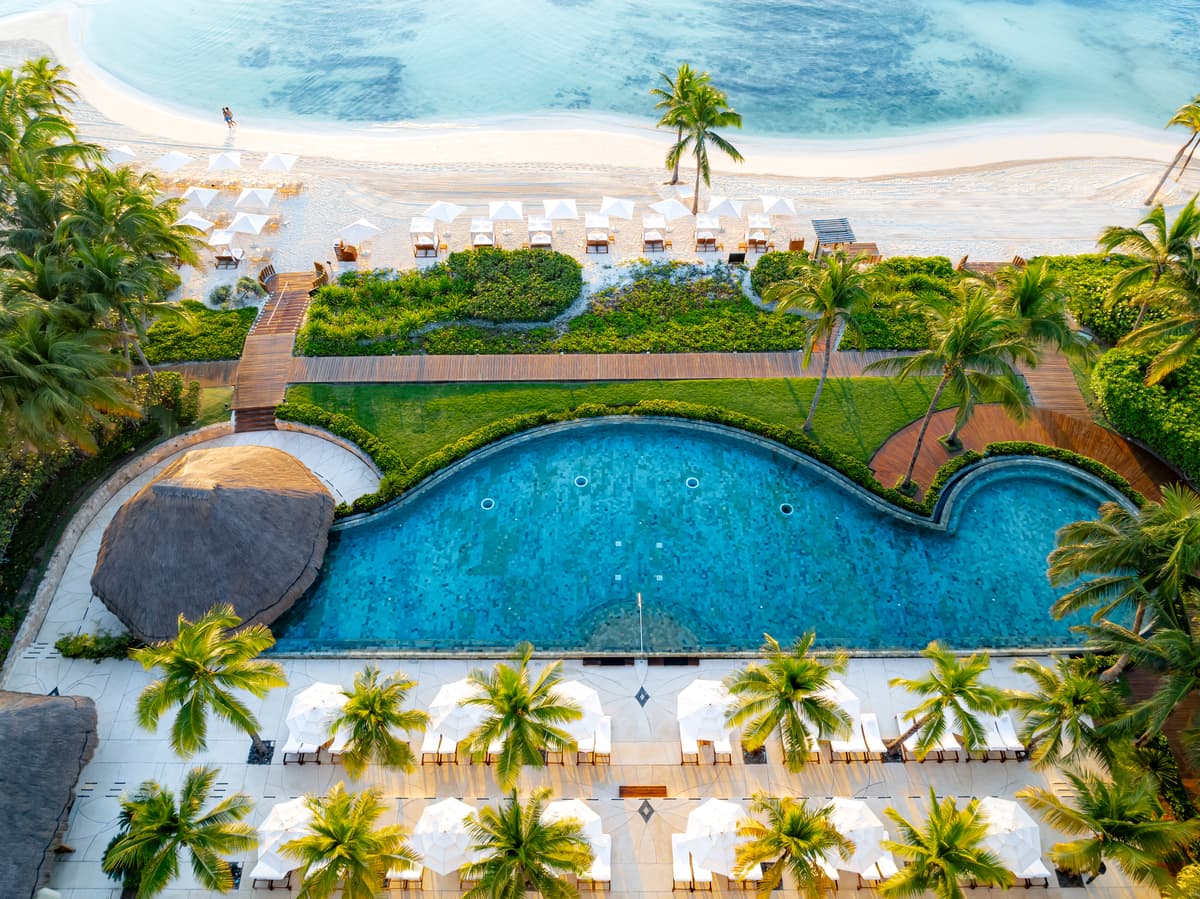 Adults-preferred Grand Class oceanfront infinity pool