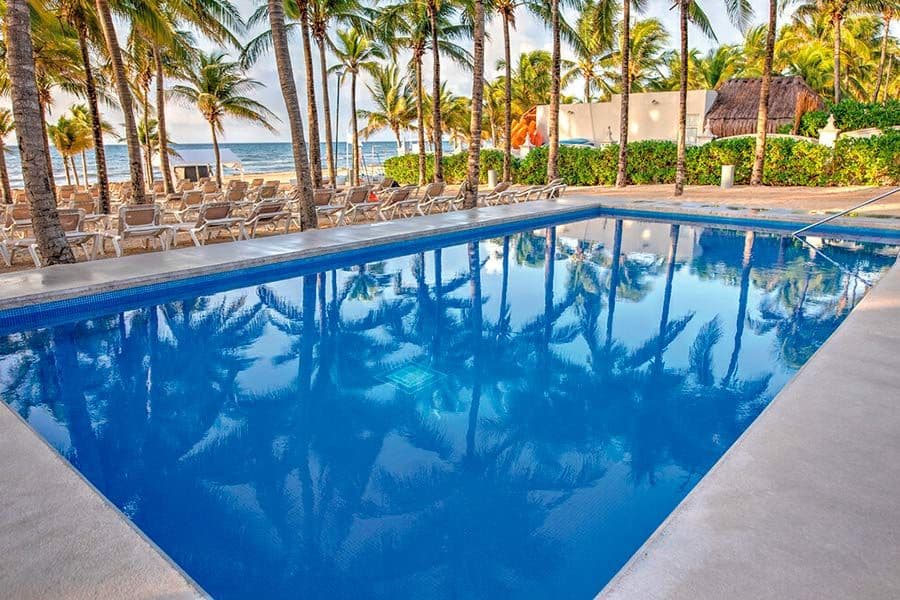 Swimming pool at Hotel Riu Lupita