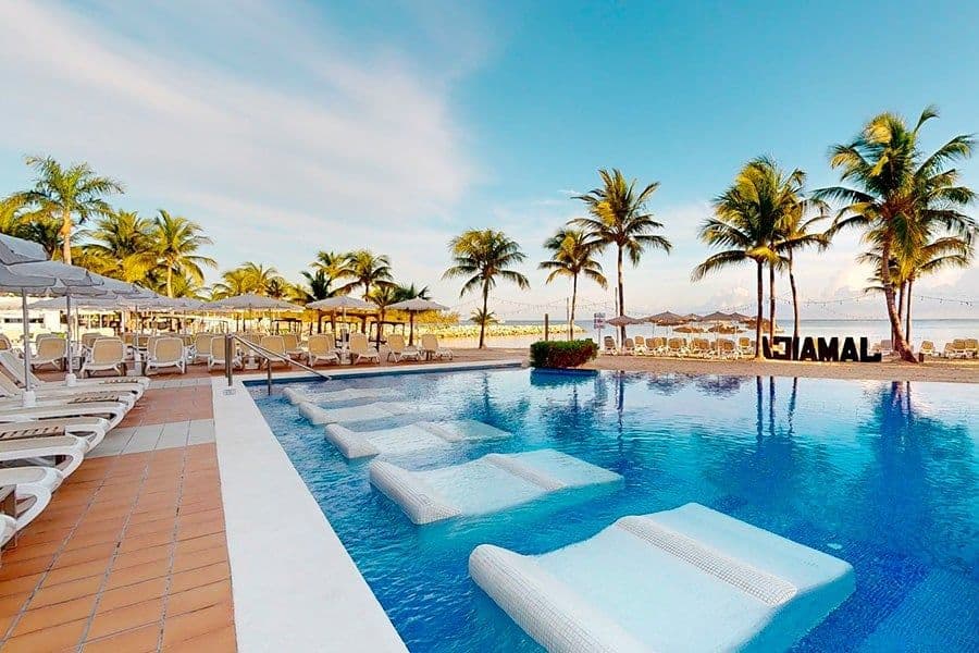 Swimming pool area at Hotel Riu Palace Jamaica