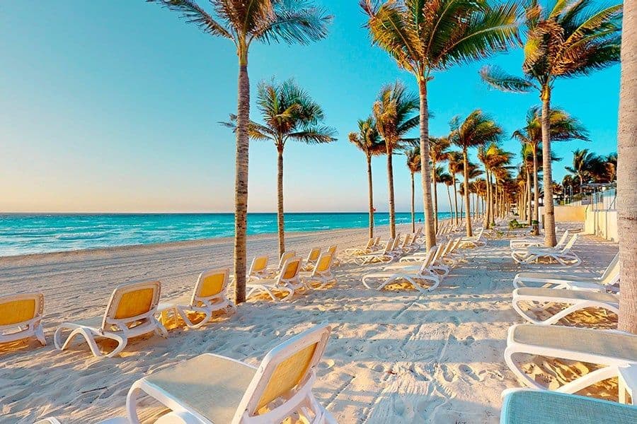 Beach at Hotel Riu Palace Kukulkan