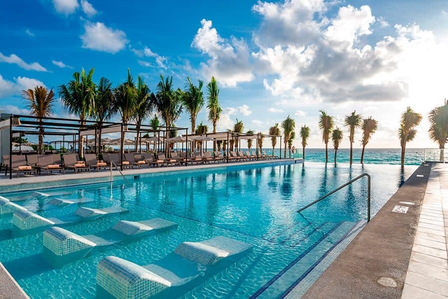 Swimming pool area at Hotel Riu Palace Kukulkan