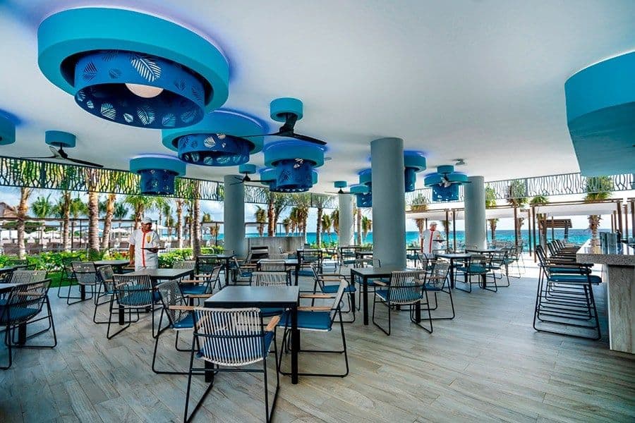 Swimming pool area at Hotel Riu Palace Kukulkan