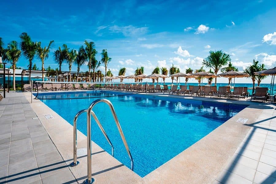 Swimming pool area at Hotel Riu Palace Kukulkan