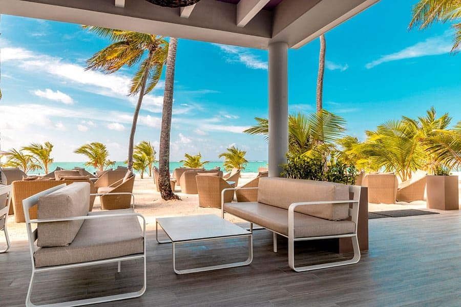 Swimming pool area at Hotel Riu Palace Maldivas