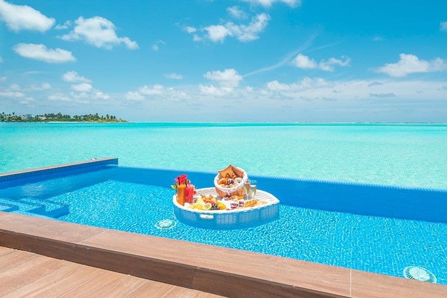 Swimming pool area at Hotel Riu Palace Maldivas