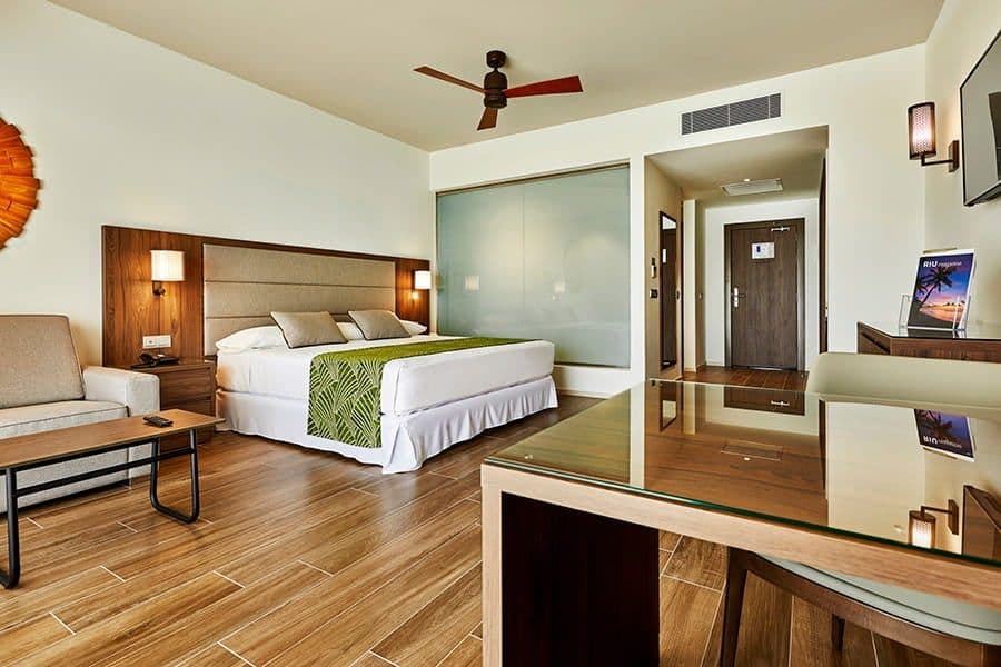 Guest room at Hotel Riu Palace Maldivas