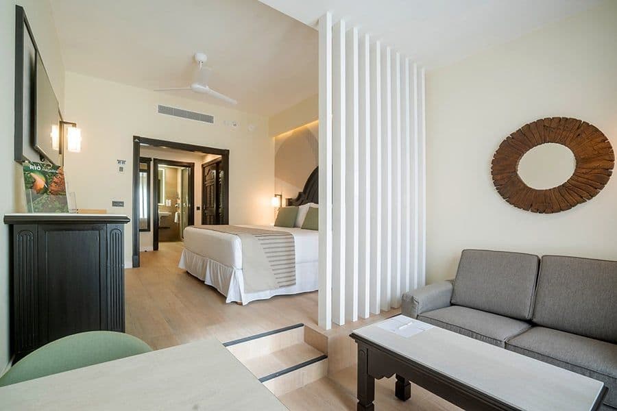 Guest room at Hotel Riu Palace Pacifico