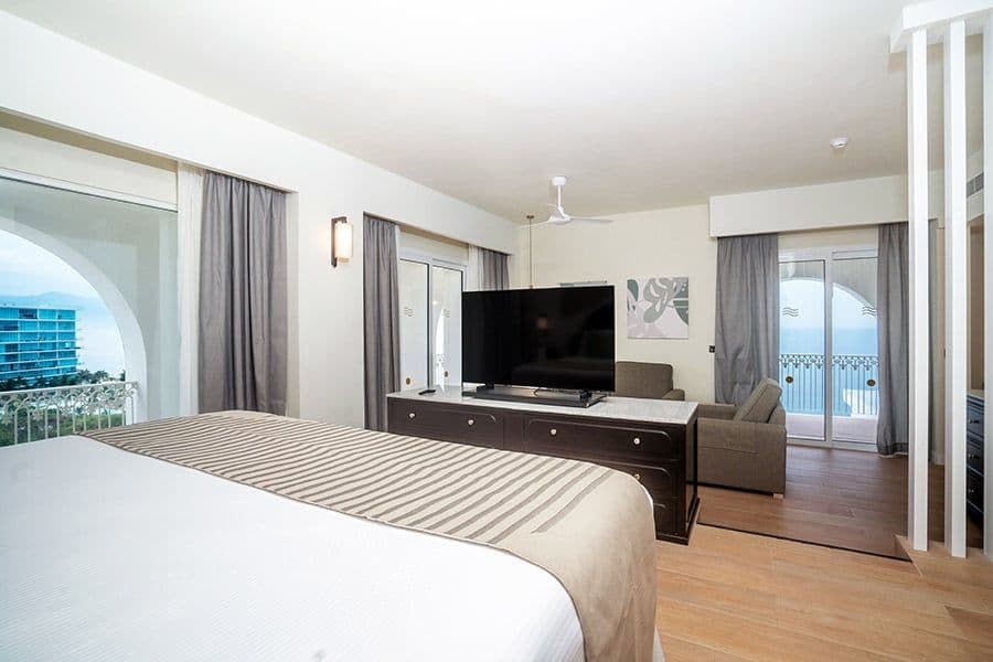 Guest room at Hotel Riu Palace Pacifico