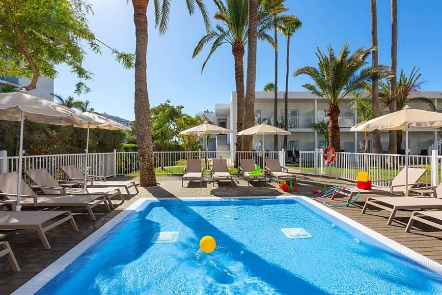 Swimming pool area at Hotel Riu Palace Palmeras