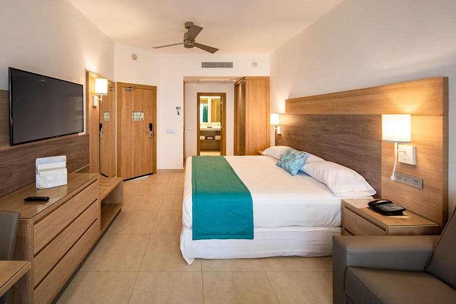 Guest room at Hotel Riu Palace Tropical Bay