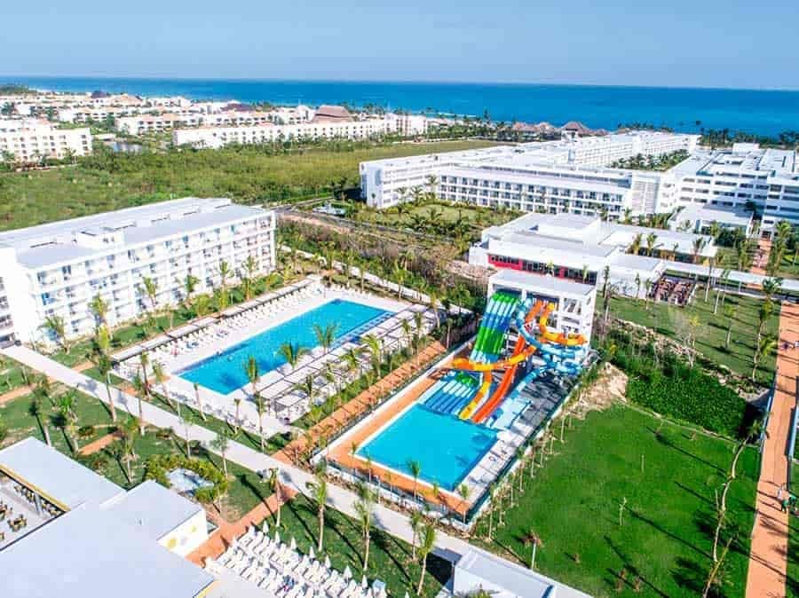 Swimming pool area at Hotel Riu Republica