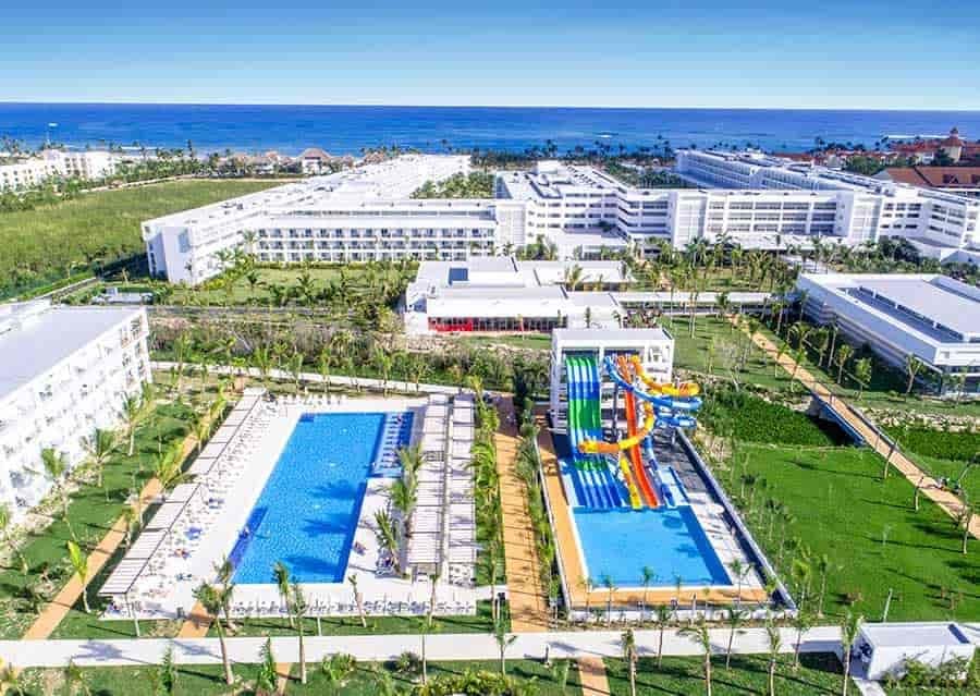 Swimming pool area at Hotel Riu Republica