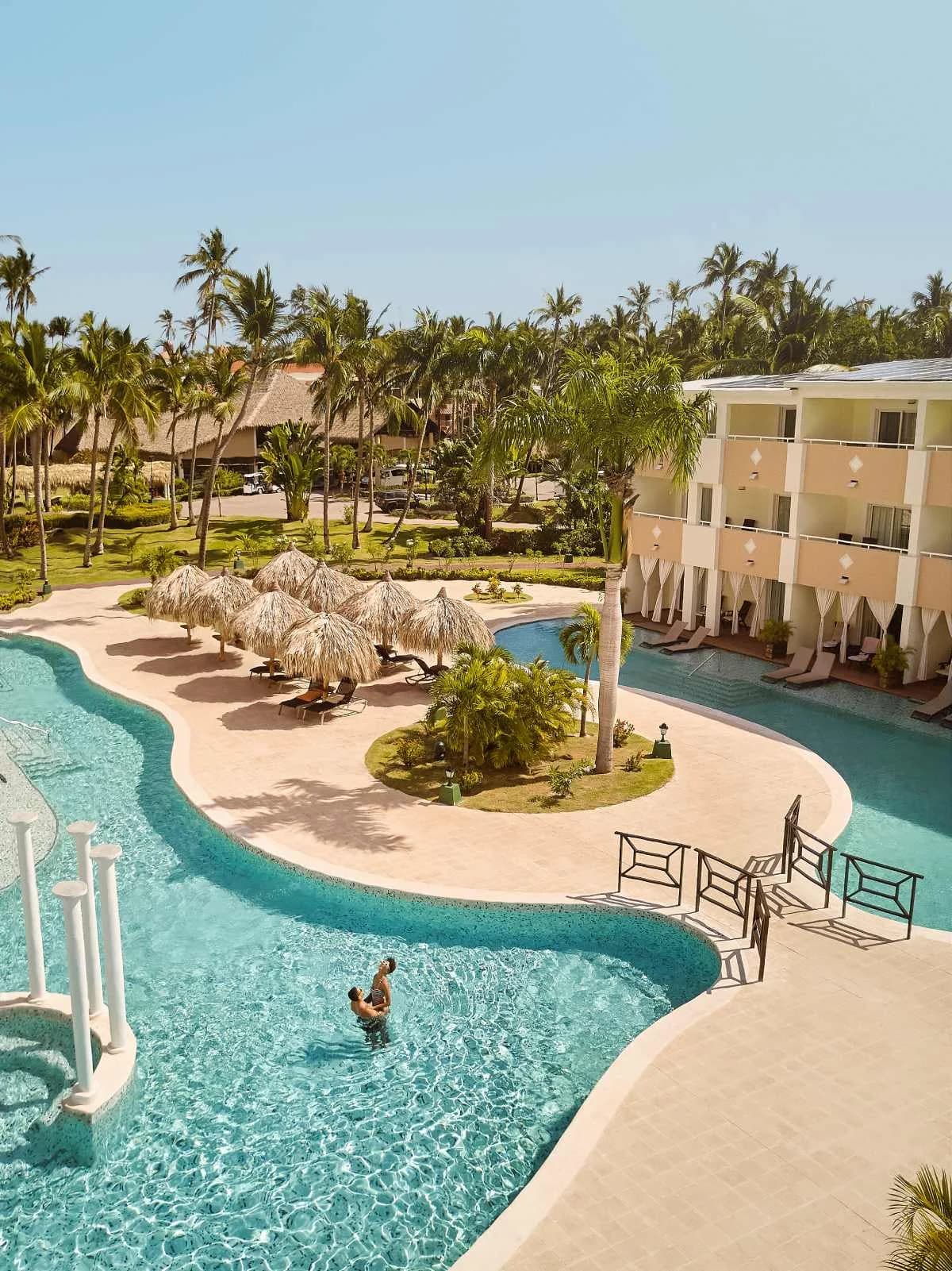 TRS Turquesa swim-up pool area connected to ground-floor suites