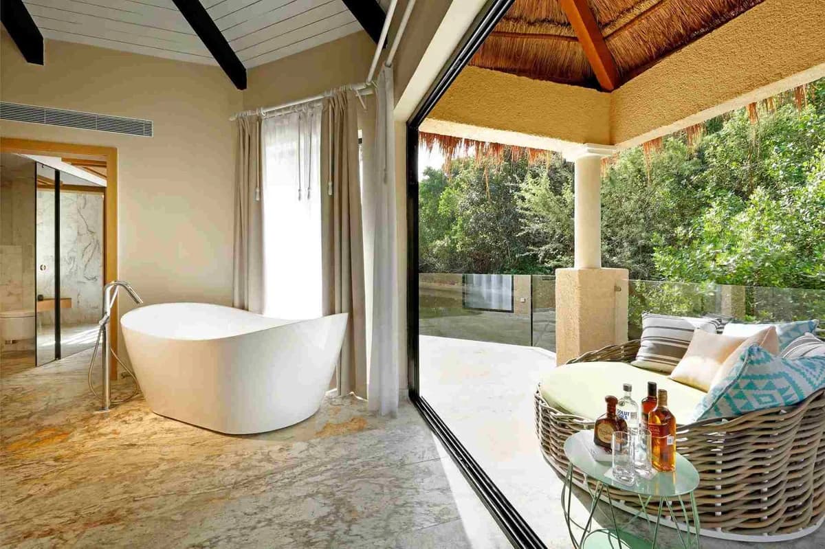 Romance Bungalow by the Lake surrounded by tropical jungle