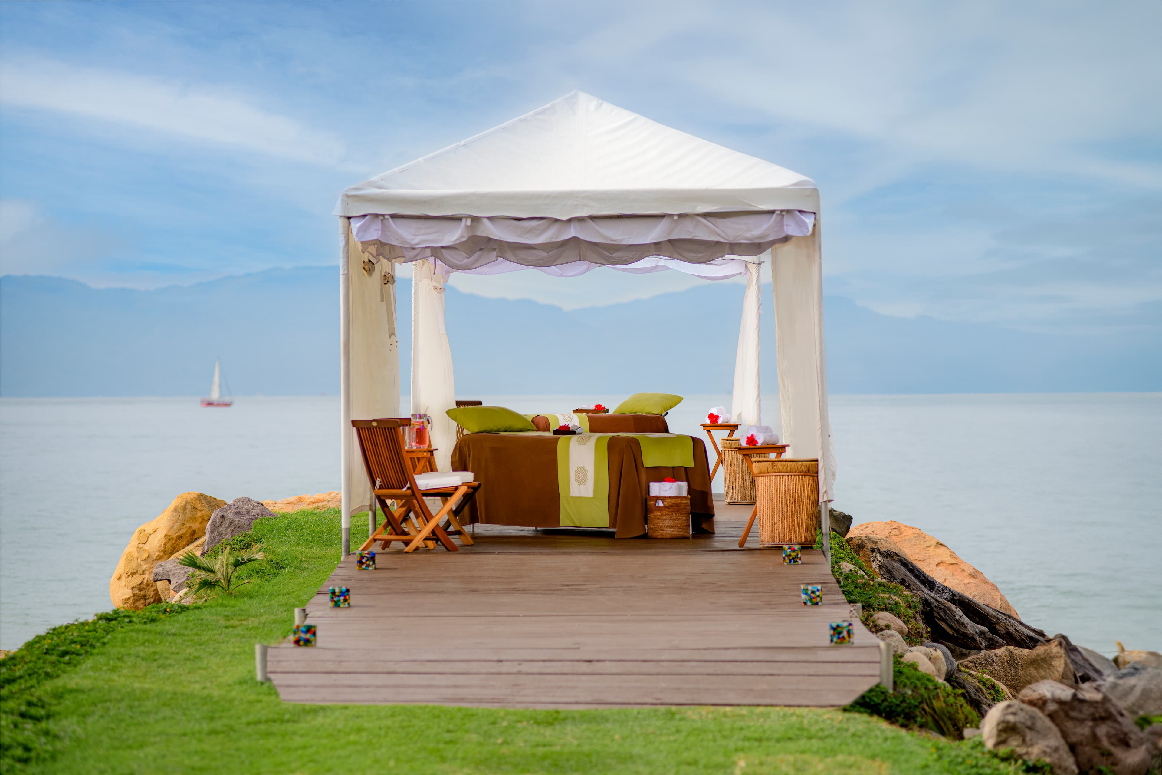 AMET Spa beachfront massage cabana overlooking the Pacific Ocean