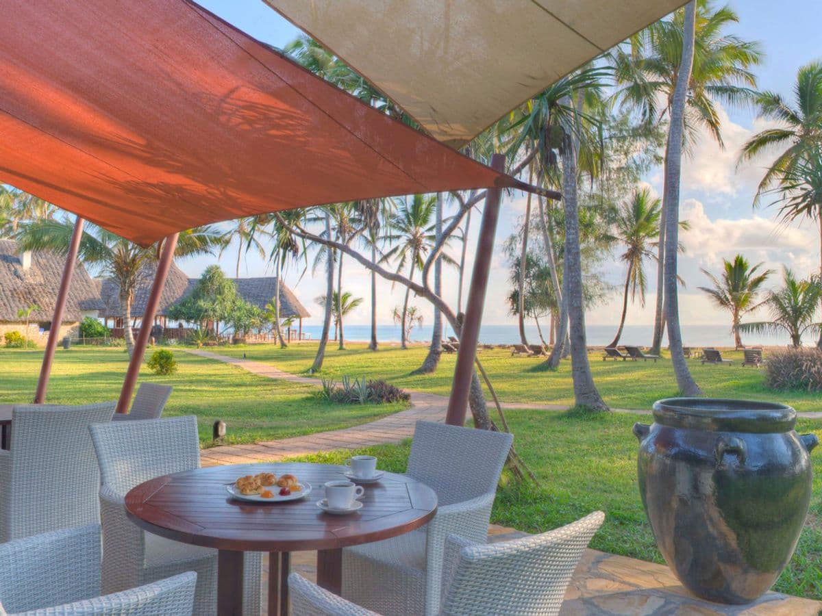 BlueBay Beach Resort & Spa Dining & Restaurants