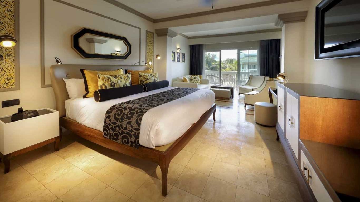 Zentropia Palladium Spa & Wellness center at Grand Palladium Lady Hamilton covering 6,000 square meters with 18 treatment rooms and outdoor hydrotherapy circuit