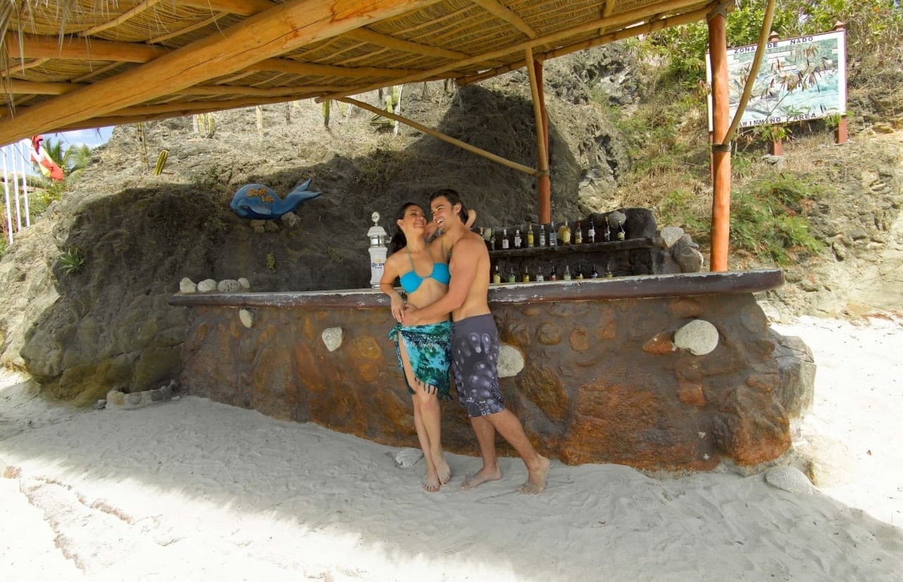 Fizz Beach Bar serving cocktails directly on the sand with Pacific Ocean views