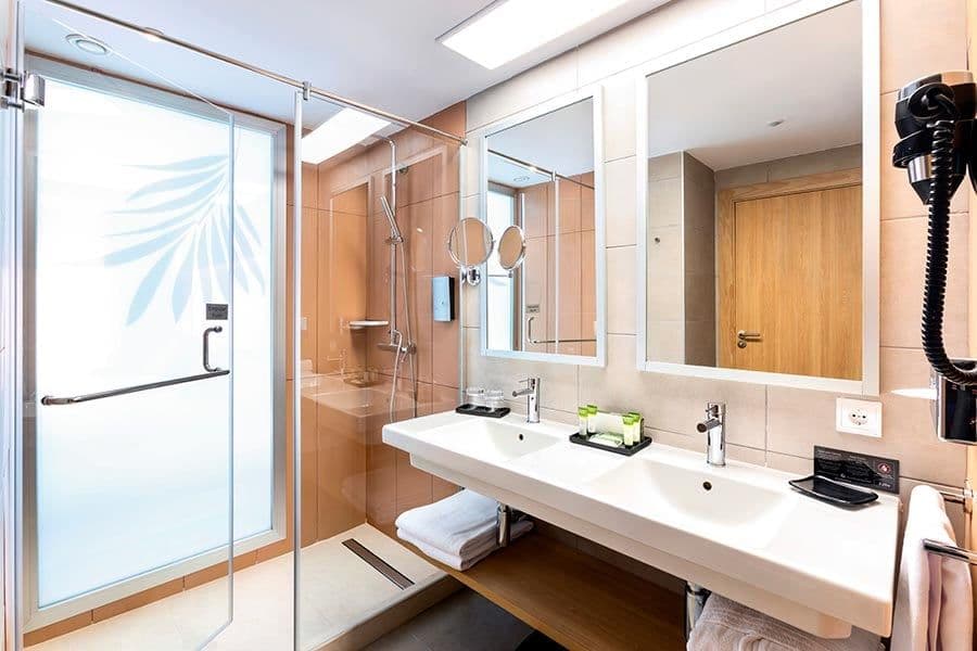 Guest room at Hotel Riu Palace Palmeras