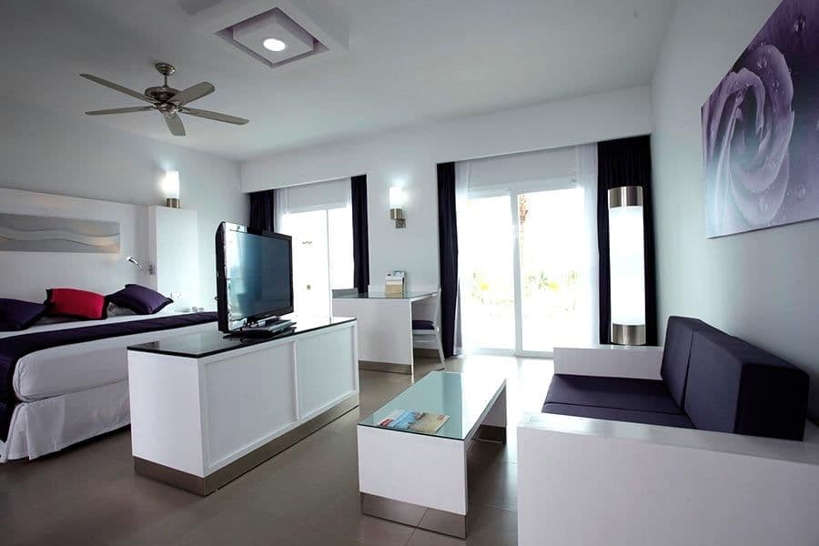 Guest room at Hotel Riu Palace Peninsula