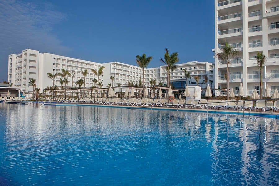 Swimming pool at Hotel Riu Playa Blanca