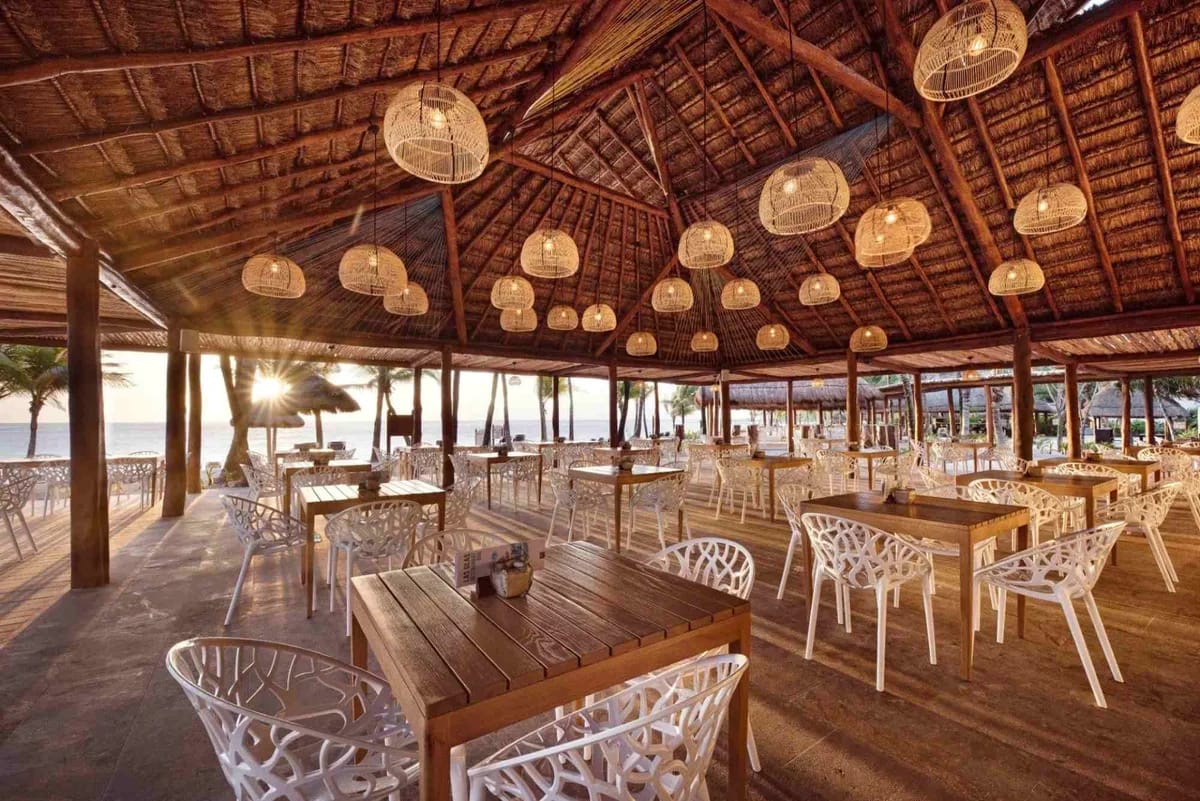 Las Olas beachfront bar serving tropical cocktails with Caribbean Sea views
