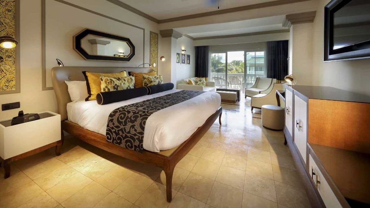 Zentropia Palladium Spa & Wellness center at Grand Palladium Lady Hamilton covering 6,000 square meters with 18 treatment rooms and outdoor hydrotherapy circuit
