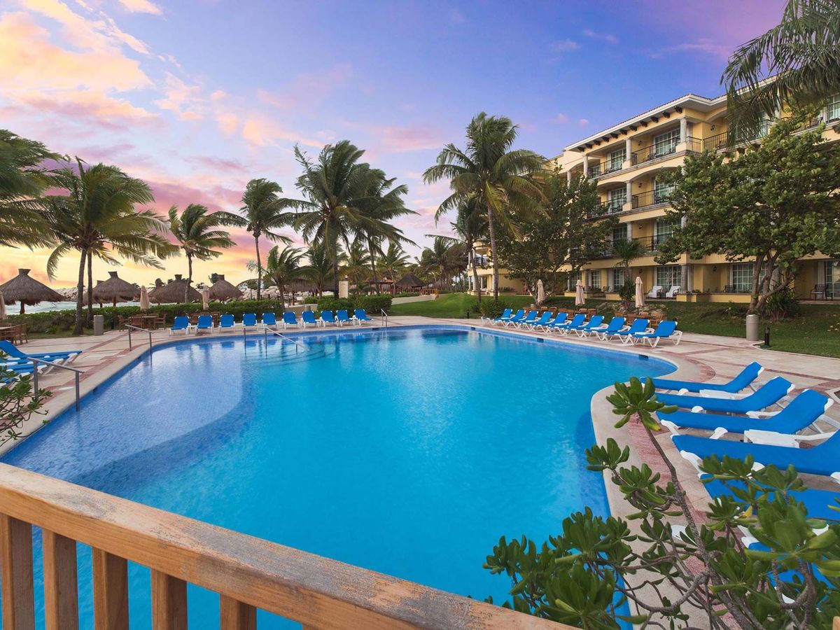 Swimming pool at Hotel Marina El Cid Spa & Beach Resort