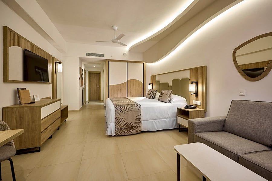 Guest room at Hotel Riu Palace Aquarelle