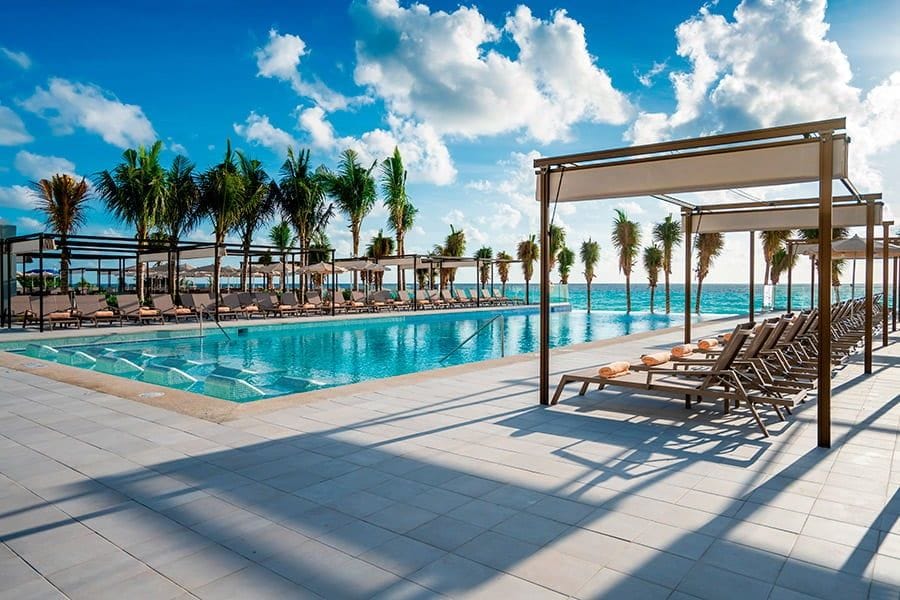 Swimming pool area at Hotel Riu Palace Kukulkan