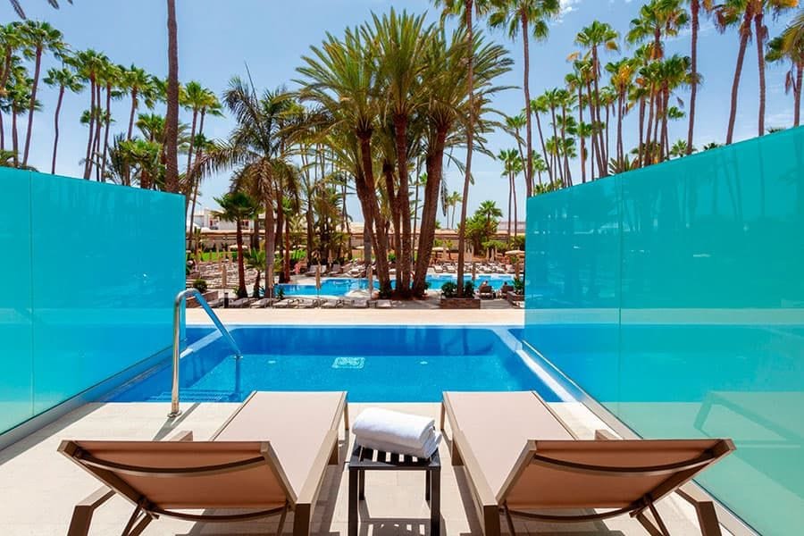 Guest room at Hotel Riu Palace Oasis
