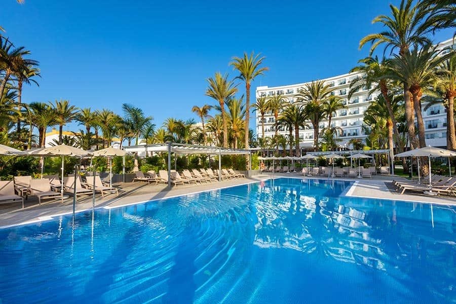 Swimming pool area at Hotel Riu Palace Palmeras