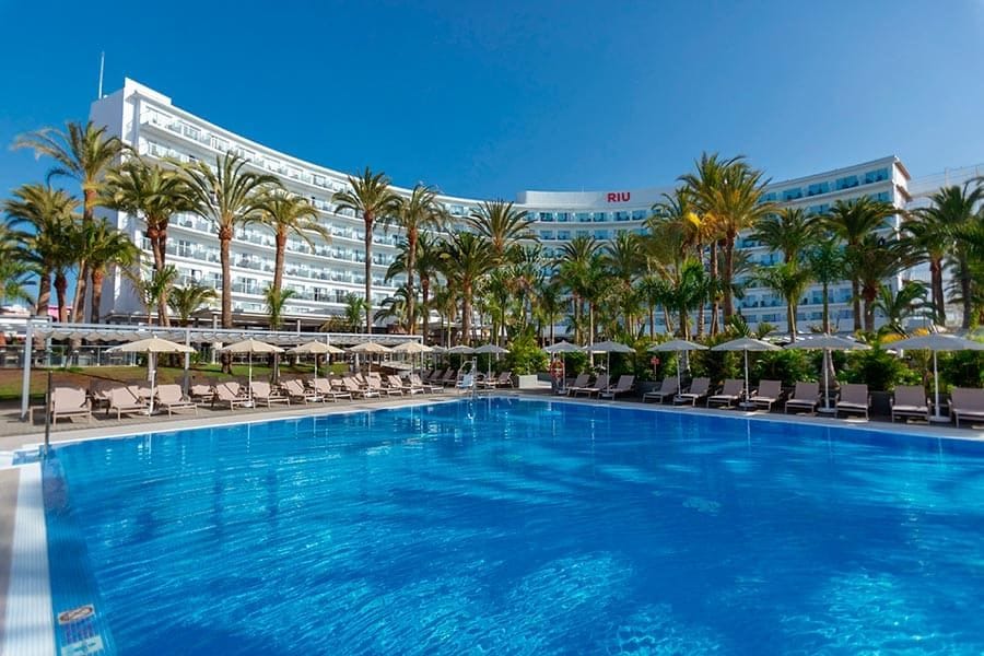 Swimming pool area at Hotel Riu Palace Palmeras
