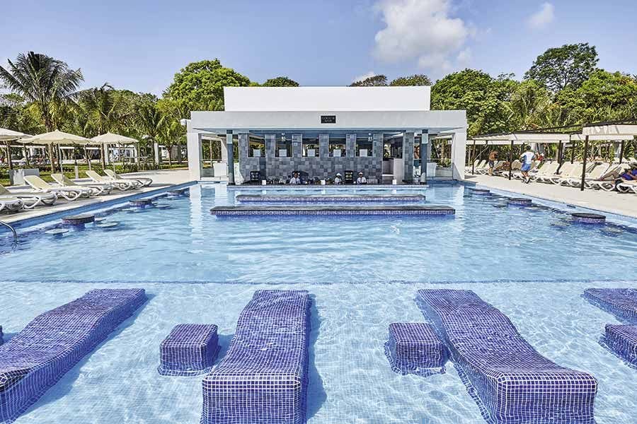 Swimming pool at Hotel Riu Tequila